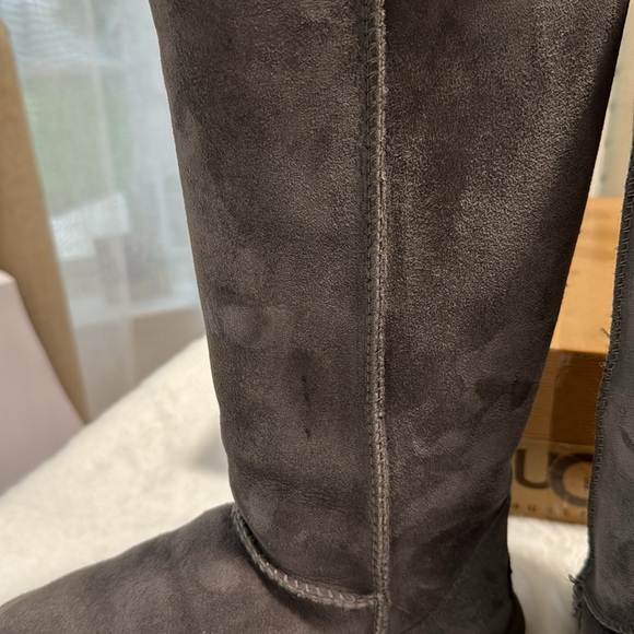 Women Ugg Boots - Picture 6 of 10